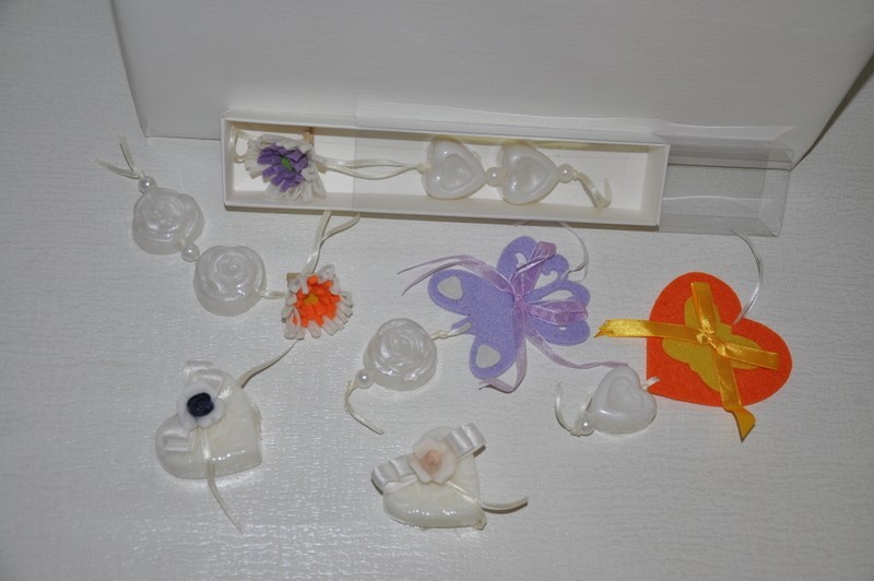 Coroncina di sapone con appliczione in pannolenci farfalla o cuore cm.23