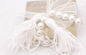 Profumacassetti con nappa e perle 5x4 cm