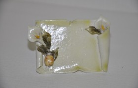 Quadretto ceramica con calle e foglie.