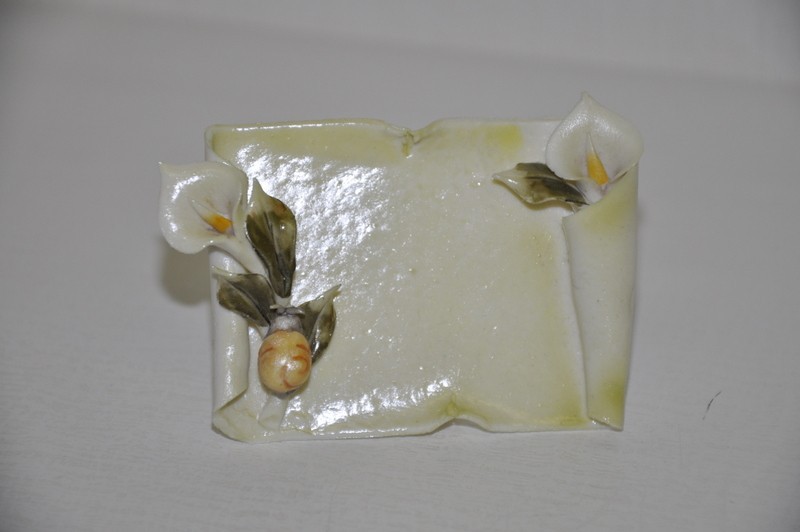 Quadretto ceramica con calle e foglie.