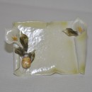 Quadretto ceramica con calle e foglie.