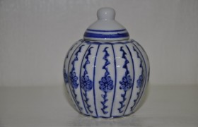 Vasetto ceramica bianco e blu con coperchio h.9,5cm.