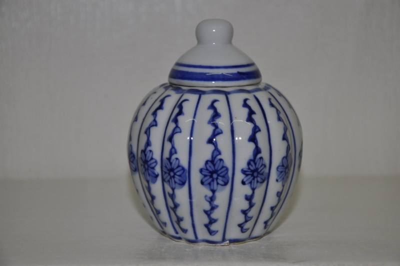 Vasetto ceramica bianco e blu con coperchio h.9,5cm.