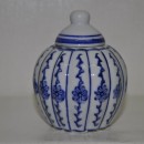 Vasetto ceramica bianco e blu con coperchio h.9,5cm.