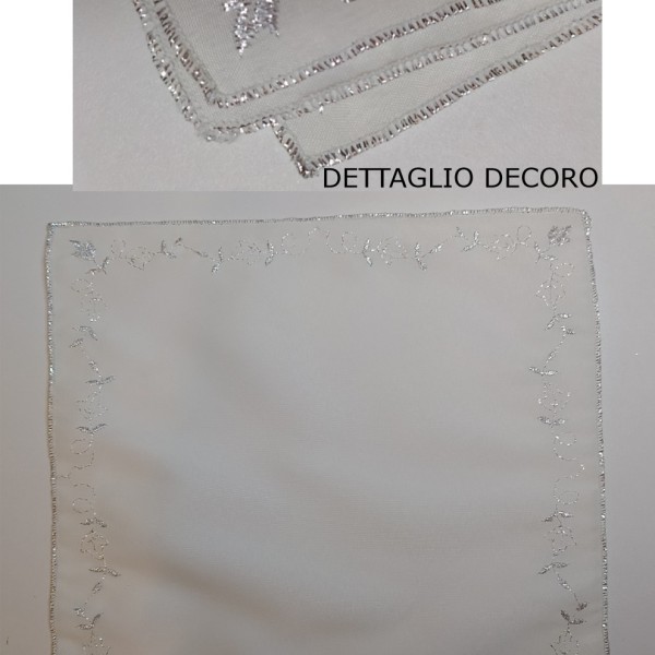 Quadrato mussola 24x24 con ricami argento.