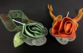 Rosa girata raso con nastro organza, 5 racchette cm 15