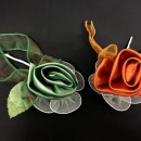 Rosa girata raso con nastro organza, 5 racchette cm 15