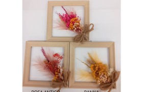Quadro con composizione fiori secchi.