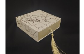 Scatola cartoncino champagne decoro mappamondo dorato con inserto.MIS.12X12 H 4CM