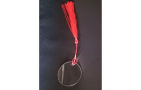 Tondo acrilico con nappa rossa.DIAM 4,5CM