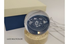 Sfera vetro sistema solare su base legno , luce multicolor e cavo USB pulsante accensione e scatola DIAM.6 H8CM
