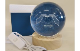 Sfera vetro LOVE base legno cavo USB e pulsante accensione,scatola compresa.DIAM.8 H 10CM