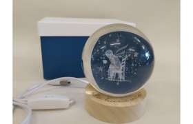 Palla vetro  base legno con luce led e pulsante accensione,scatola compresa.DIAM.8 H.10CM
