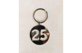Portachiavi metallo con traforo numero 25. CM 8 (TOT)