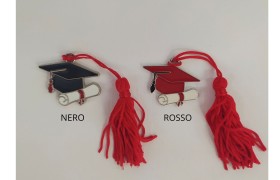 Tocco laurea rosso o nero in zama con nappa. CM 4