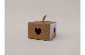 Scatola cartoncino con traforo cuore da appendere. CM 6x6 H 4
