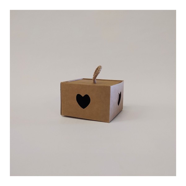 Scatola cartoncino con traforo cuore da appendere. CM 6x6 H 4