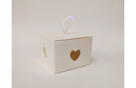 Scatola cartoncino con traforo cuore da appendere. CM 9x9 H 6.5