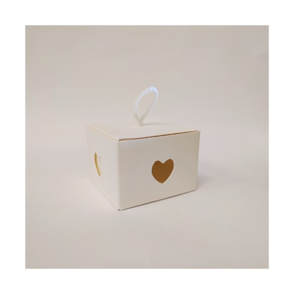 Scatola cartoncino con traforo cuore da appendere. CM 9x9 H 6.5