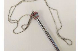 Collana con penna e corona.