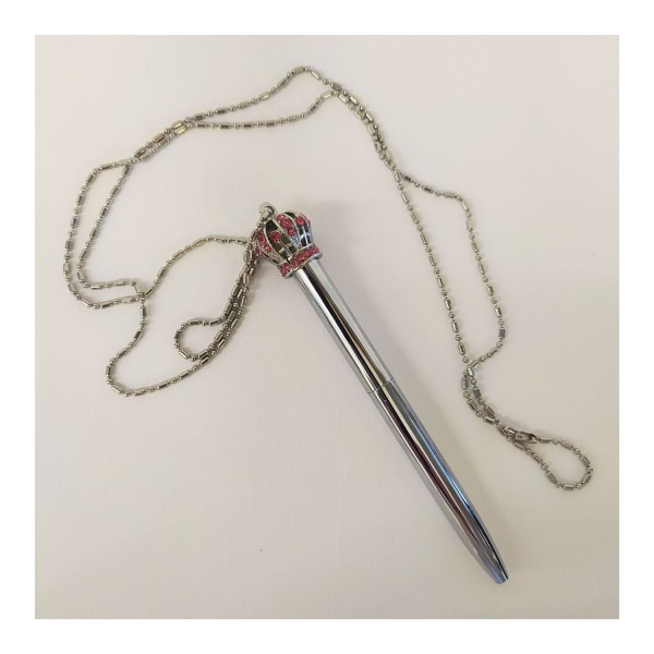 Collana con penna e corona.