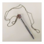 Collana con penna e corona.