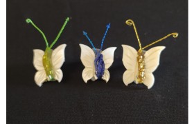 Mollettina con farfalla ali matreperla e dettagli perline colorate H 4