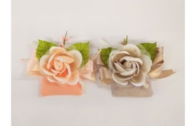 Rosa tessuto con sacchetto cotone.Diam.6cm  sacchetto 6x6cm