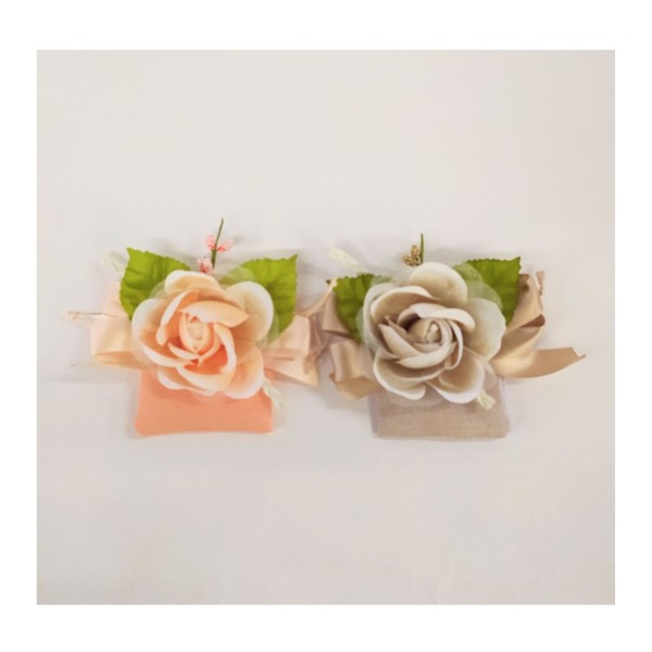 Rosa tessuto con sacchetto cotone.Diam.6cm  sacchetto 6x6cm