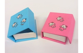 Scatolina forma libro rosa o azzurra con disegno gattini e chiusura calamitata. CM 6x5 H 2.5