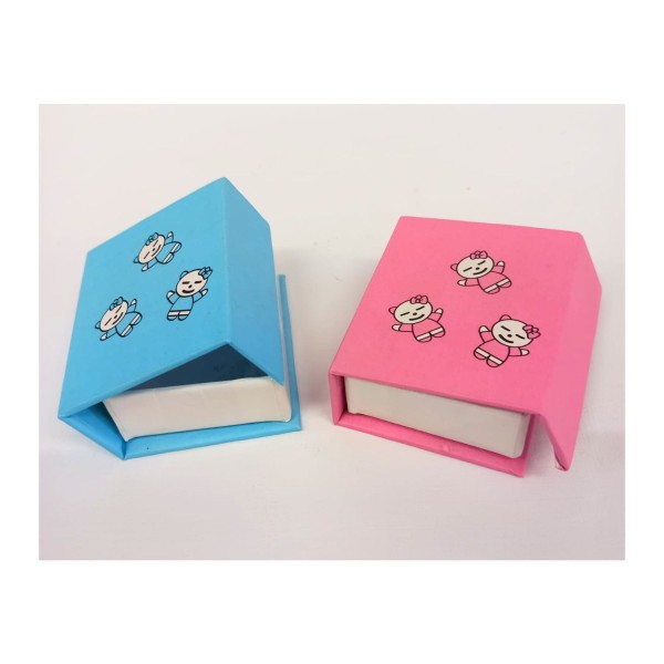 Scatolina forma libro rosa o azzurra con disegno gattini e chiusura calamitata. CM 6x5 H 2.5
