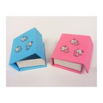 Scatolina forma libro rosa o azzurra con disegno gattini e chiusura calamitata. CM 6x5 H 2.5
