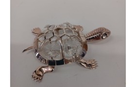 Tartaruga in silver con cristalli swarovsky. CM 8x6 H 2