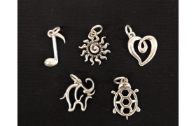 Ciondolo traforato in ottone con bagno argento. CM 3.5 circa MADE IN ITALY