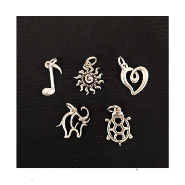 Ciondolo traforato in ottone con bagno argento. CM 3.5 circa MADE IN ITALY