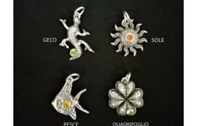 Ciondolo in ottone con bagno argento con strass. CM 4.5 circa MADE IN ITALY