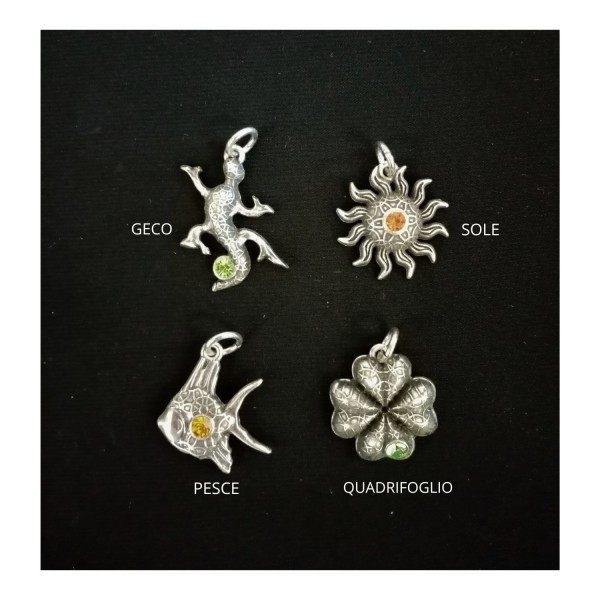 Ciondolo in ottone con bagno argento con strass. CM 4.5 circa MADE IN ITALY
