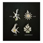Ciondolo in ottone con bagno argento con strass. CM 4.5 circa MADE IN ITALY