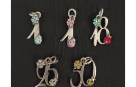 Ciondoli in ottone con bagno argento con numeri. CM 3.5 circa MADE IN ITALY