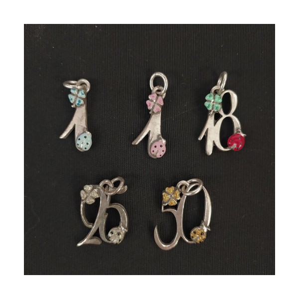 Ciondoli in ottone con bagno argento con numeri. CM 3.5 circa MADE IN ITALY