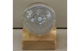 Sfera vetro pianeti su base quadrata luce led.MIS 8X8 H10CM