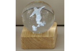 Sfera vetro calciatore su base quadrata con luce led MIS 6X6 H8CM