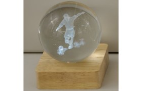 Sfera vetro calciatore su base quadrata con luce led MIS 8X8 H10CM