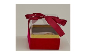 Scatolina cartoncino oro con base vellutino rosso e coperchio plexi.MIS.11X11 H 10,5CM