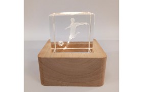 Cubo vetro CALCIATORE  base legno luce led Misura cubo 4x4cm base legno 6x6cm