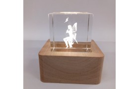 Cubo vetro FATINA su base legno e luce led Misura cubo 4x4cm base legno 6x6cm
