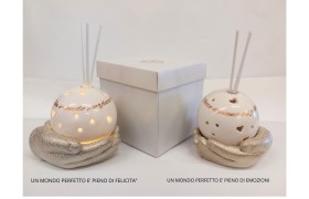 Mano dorata con sfera ceramica, diffusore e luce led scatola compresa ASS.2 MIS.10X10CM