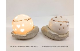 Mano dorata con sfera ceramica e luce led  ASS.2 MIS.9X7CM
