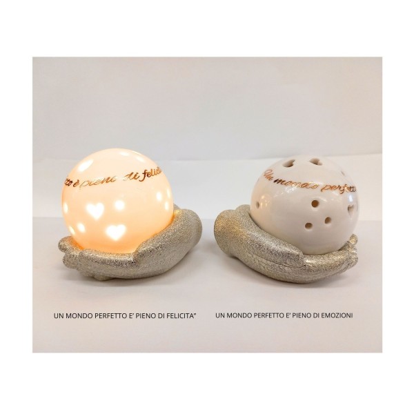 Mano dorata con sfera ceramica e luce led  ASS.2 MIS.9X7CM
