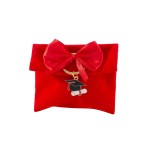 Bustina velluto rosso con fiocco raso e p/chiavi. MIS.10X8CM